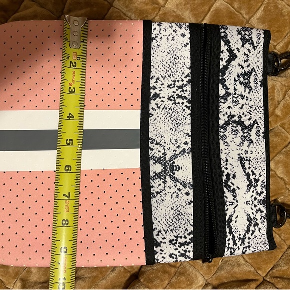 Crossbody pink white gray NWOT Great for carrying a tablet also - Picture 2 of 6